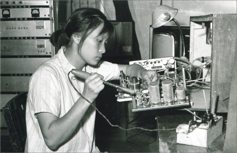 1970年，中國(guó)誕生第一臺(tái)彩色電視機(jī)，數(shù)年之后，長(zhǎng)虹才開(kāi)始電視機(jī)的研制