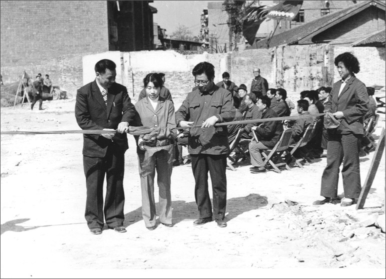1986年，長(zhǎng)虹彩電工程奠基，這樣的剪彩儀式，剪出了中國(guó)最大的彩電生產(chǎn)基地之一