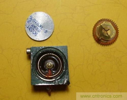 打開(kāi)可調(diào)電阻上面的鋁蓋,取出動(dòng)臂