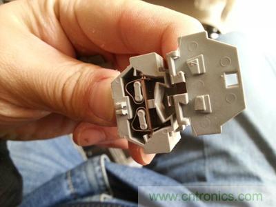 手工打造太陽能充電照明系統(tǒng):點亮LED給手機充電