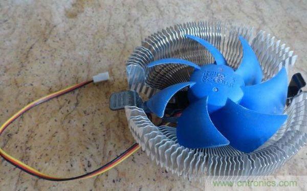 變廢為寶！風(fēng)扇散熱器變身山寨LED燈