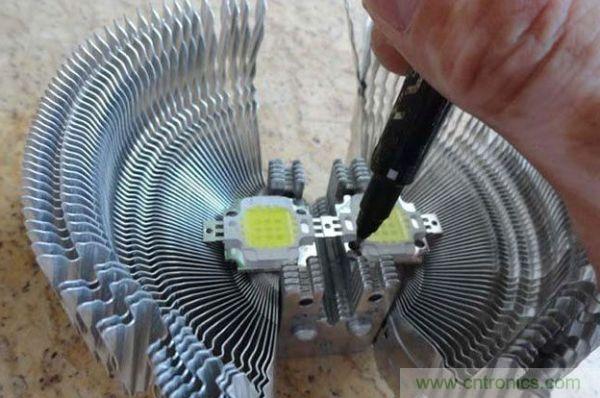 變廢為寶！風(fēng)扇散熱器變身山寨LED燈