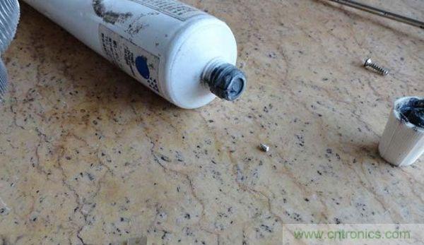 變廢為寶！風(fēng)扇散熱器變身山寨LED燈