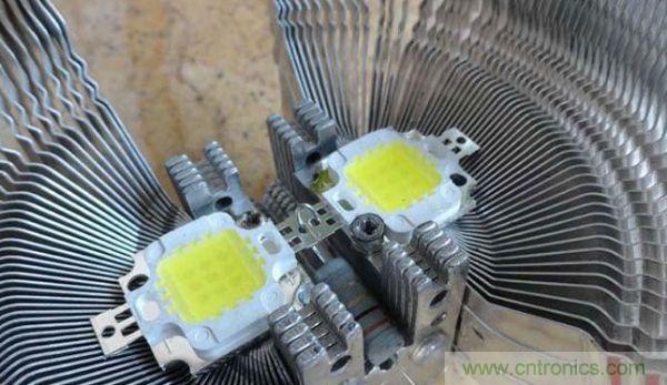 變廢為寶！風(fēng)扇散熱器變身山寨LED燈