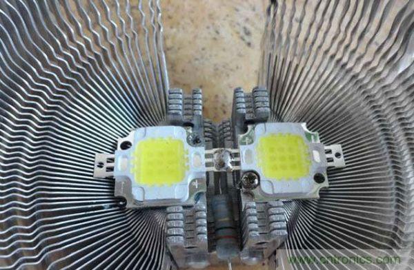變廢為寶！風(fēng)扇散熱器變身山寨LED燈