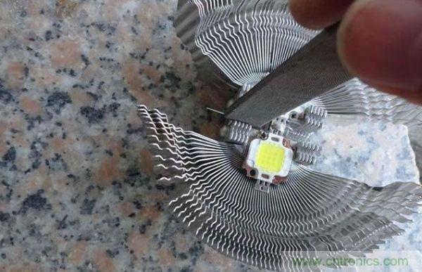 變廢為寶！風(fēng)扇散熱器變身山寨LED燈