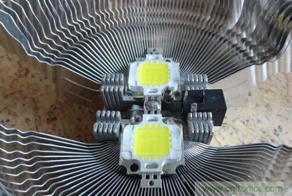 變廢為寶！風(fēng)扇散熱器變身山寨LED燈