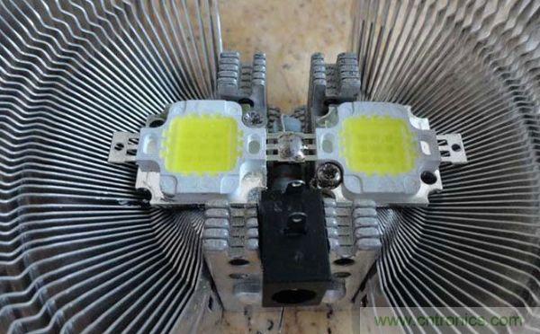 變廢為寶！風(fēng)扇散熱器變身山寨LED燈