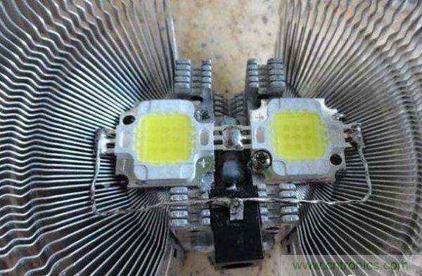 變廢為寶！風(fēng)扇散熱器變身山寨LED燈