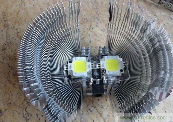 變廢為寶！風(fēng)扇散熱器變身山寨LED燈