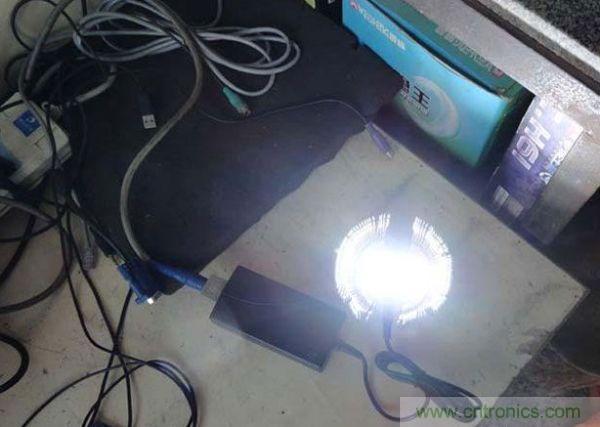 變廢為寶！風(fēng)扇散熱器變身山寨LED燈