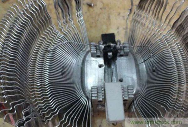 變廢為寶！風(fēng)扇散熱器變身山寨LED燈