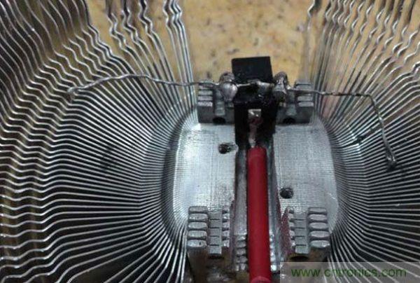 變廢為寶！風(fēng)扇散熱器變身山寨LED燈