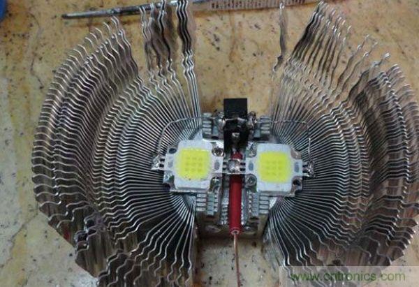 變廢為寶！風(fēng)扇散熱器變身山寨LED燈