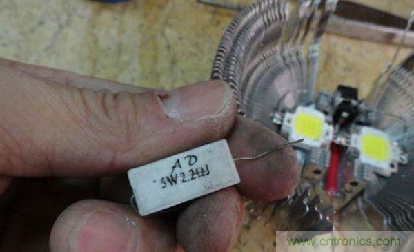 變廢為寶！風(fēng)扇散熱器變身山寨LED燈