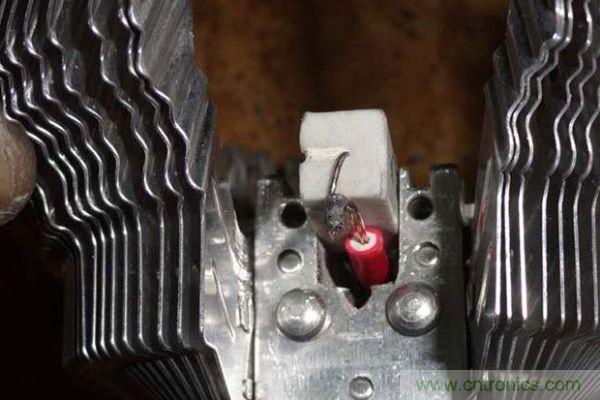 變廢為寶！風(fēng)扇散熱器變身山寨LED燈