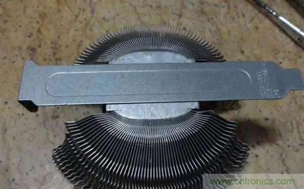 變廢為寶！風(fēng)扇散熱器變身山寨LED燈