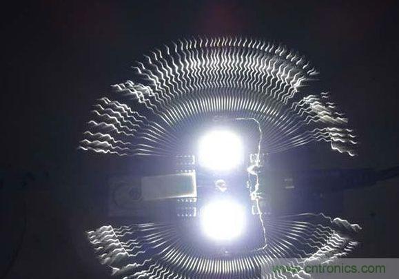 變廢為寶！風(fēng)扇散熱器變身山寨LED燈