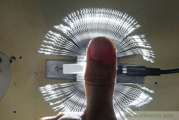 變廢為寶！風(fēng)扇散熱器變身山寨LED燈