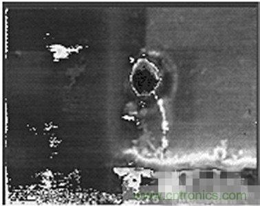 受ESD影響，氧化物沖進(jìn)一個(gè)小孔