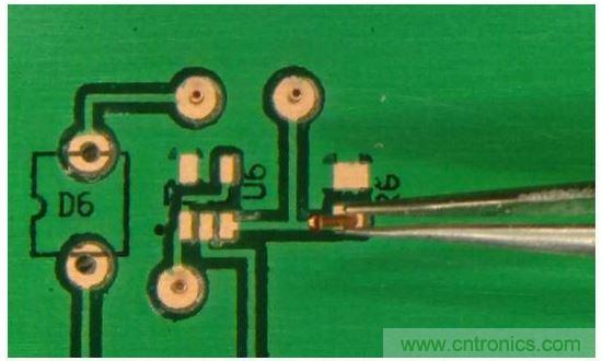 插入鉚釘，并將板子翻轉(zhuǎn)過(guò)來(lái)