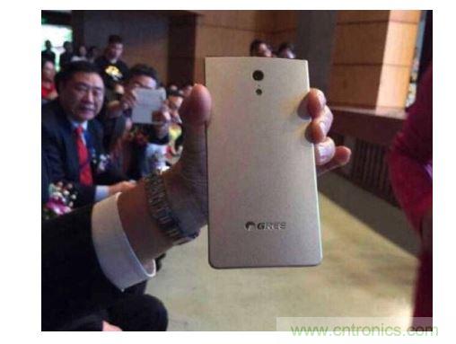 【導讀】在兩會期間，格力董事長董明珠對手機制造曾有過較為明顯的表態(tài)，她表示如果格力做手機，那么用戶在3年之內(nèi)是不用進行更換的。然而就在不久之后，她又爆出了一條更為令人震驚的消息，格力手機已經(jīng)做出實體機了。  曝光的格力手機  格力手機的首秀出現(xiàn)在中山大學博學大講堂。董明珠今日參加中山大學博學大講堂上做“傳統(tǒng)企業(yè)的突圍成長”演講。演講中，董明珠話鋒一轉(zhuǎn)，談到了格力手機。“我們也很意外”，董明珠陪同人員表示，“董總突然叫她的秘書拿手機過來，然后跟大家說‘透露一下格力的手機已經(jīng)出來了，我也已經(jīng)用了’。”  按照內(nèi)部規(guī)劃，今年格力可能會將手機推向市場，但具體的正式發(fā)布時間尚未確定。在北京參加兩會期間，董明珠曾到奇虎360公司參觀，引發(fā)外界關于格力與360合作的大猜想。格力手機是代工還是自己造?售價多少?會否搭載格力智能家居系統(tǒng)?這一切都還沒有答案。格力集團市場部相關負責人表示，如果有消息會通過公司公告披露。  格力為什么做手機？外界最普遍的猜測是為布局智能家居。目前手機成為了公認的智能家居入口，很多智能家居的遠程遙控都通過手機來實現(xiàn)，再者，董明珠做事喜歡掌控大局，所以這個猜測很有可能是正確的。那么，可以肯定的是格力未來要做的智能家居，必然不是單一的硬件產(chǎn)品，而是一整套家居生態(tài)系統(tǒng)。