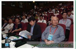 圖6：哈爾濱工業(yè)大學教授楊孝宗和蘇州納米技術與仿真研究所博導張鋌等專家坐鎮(zhèn)2015中國創(chuàng)客論壇，為中國創(chuàng)新加油！