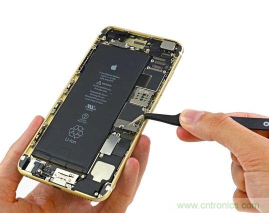 與iPhone 5S相比，電池尺寸更大，電池效率提高了16%。整部手機(jī)看起來(lái)就像一件藝術(shù)品，但看不到太多的內(nèi)部構(gòu)造。（來(lái)源：iFixit）
