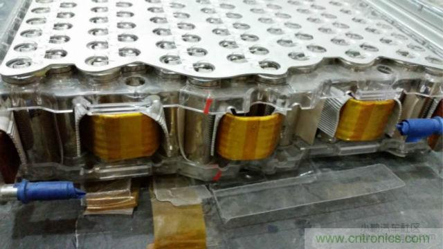 【導讀】對于電動汽車的核心——電池，我們要求其安全、能量密度高、壽命長，充電時間短，同時又要性能卓越等等。那么對比電動汽車電池來說怎么樣才算是達標？又怎么樣才算是性能優(yōu)越呢?毫無疑問鋰離子電芯作為其最基本的單元，其優(yōu)劣至關重要。  電池是電動汽車的”心臟“。從電動汽車發(fā)展以來，各種技術路線百花爭鳴，爭論不休。其中應用最廣的鋰離子電芯，就有三元、磷酸鐵鋰、錳酸鋰等多種技術路線并存的現象。同時鋰離子電芯還分為方形，軟包，圓柱三種結構形式。  而這越是紛繁蕪雜，就越能代表了我們還在不斷探索，代表了電動汽車的急切盼望：電動汽車需要一顆強大的“心臟”。  對于電池包的要求  對于電動汽車的核心——電池，我們要求其安全、能量密度高、壽命長，充電時間短，同時又要性能卓越等等。而這一項一項的要求，看似苛刻，但卻又無一不是電動汽車實現產業(yè)化的硬性指標。  那么對比電動汽車電池來說怎么樣才算是達標？又怎么樣才算是性能優(yōu)越呢?毫無疑問鋰離子電芯作為其最基本的單元，其優(yōu)劣至關重要。  但就拿我們最關注的安全性來說，是不是電芯安全了，電池包就安全了呢？  我們可以看到2002年，磷酸鐵鋰(LFP)首次被美國Valance公司產業(yè)化，隨即引起了中國市場的廣泛關注。從2004年開始，我國掀起了一股投資磷酸鐵鋰材料和磷酸鐵鋰動力電池的熱潮，磷酸鐵鋰其相對穩(wěn)定，安全性較高。隨后，它成為我國正極材料的主要路線，爭議暫告段落。  但是，隨著特斯拉在動力電池使用了鎳鈷鋁酸鋰的正極材料，爭論再次出現。磷酸鐵鋰其較低的能量密度，已經使其處于劣勢。 1 據調研發(fā)現，進入2014年以來，國內鋰電池正極材料產業(yè)整體出現了向三元材料轉移的趨勢，下游的電池廠基本都在開發(fā)三元材料的電芯，也引導著上游的材料企業(yè)開始加大對三元材料的開發(fā)和生產力度。  而一系列的變化，也恰恰說明鋰電行業(yè)在慢慢的摸索，慢慢走向成熟。就比如說一個電池包的安全，光靠電芯安全是遠遠不夠的，其必須上升到一個系統(tǒng)的層級來。也就是說電池包的安全，靠的是整個電池系統(tǒng)，而不僅僅是某個單一的元素。  更何況一個安全、可靠、性能卓越的電池包，更是涉及到多領域知識的耦合，其更需要一個完善、可靠的系統(tǒng)來實現。就好比飛機被認為是最安全的交通工具，不單單是“安全”的發(fā)動機，“安全”的結構，就能保障的，其中還綜合運用了人為因素分析、軟件安全性、風險管理和定量風險評估等各種先進技術來預防事故發(fā)生，可以說是系統(tǒng)保障了安全。  下面我們就從電池系統(tǒng)中抽離出其一個核心部件電池模組，淺談一下各種不同的模組結構。  關于電池模組  電池模組可以理解為鋰離子電芯經串并聯方式組合，并加裝單體電池監(jiān)控與管理裝置。電池模組的結構設計往往能決定一個電池包的性能和安全。其結構必須對電芯起到支撐、固定和保護作用。同時如何滿足過電流要求，電流均勻性，如何滿足對電芯溫度的控制，以及是否有嚴重異常時能斷電，避免連鎖反應等等，都將是評判電池模組優(yōu)劣的標準。  而隨著電動汽車的發(fā)展，以及人們對性能的追求，熱管理更是成為了電池模組設計的一個至關重要的環(huán)節(jié)。自然冷卻已經不能滿足我們的需求。風冷則由于其效率較低，且對電芯溫度的一致性較難控制，而表現的力不從心。因此，高性能需求的電池模組，其熱管理的解決方案已經轉向液冷或相變材料。下面就介紹一下各種不同結構電芯的模組設計。  · 方形電池模組  方形電芯可以說是我國汽車動力電池里，應用最多的電芯了。其外殼的材質有鋁、鋼、以及塑膠。其電芯厚度是三種結構中最厚的，由此也造成其內部和外表面的溫差較大。其模組結構也多為自然冷卻和風冷的結構。  我們來看看寶馬I3的電池模組設計。  我們可以看出，I3的電池模組從結構上已經具備一個高性能模組所需的要素，而一臺高性能的電動汽車，就是靠著每一處的細節(jié)共同搭建而成的。當然其散熱、均溫以及可靠性等等，還有待市場的驗證。 2 （▲ 寶馬I3方形電池模組）  · 軟包電池模組  軟包電芯的電池包，也是近期比較熱門的一種結構類型，其用在國外的電動車上比較多。  軟包電芯的物理結構決定了其不易爆炸，一般只有外殼能承受的壓力足夠高，才有可能炸，而軟包電芯內部壓力一大，便會從鋁塑膜邊緣開始泄壓、漏液。同時軟包電芯也是幾種電芯結構中，散熱最好的。  目前，市面上賣得最多的還是日產的Leaf，其模組結構為全密封式的，并未考慮散熱，即不散熱。  而Leaf在市場上頻繁反饋的容量衰減過快，與此熱管理也不無關系。顯然隨著人們對于高性能電動車的追求，迫使軟包電芯也必須要有主動式的熱管理結構。  下面我們來看看一款World Congress展臺上的液冷軟包模組。其模組由電芯層疊而成，而電芯間有間隔排布的液冷板，其保證每顆電芯都有一個大面接觸到液冷板，并充分發(fā)揮了軟包電芯液冷的優(yōu)勢。 3 （▲ 液冷軟包電池模組）  當然軟包電芯要將液冷技術做成熟也并非易事，其必須考慮液冷板的固定，密封性，絕緣性等等。同時可靠的電連接，以及具有“保險絲”結構連接片，這都是高性能軟包模組的方向。  我們可以看到軟包電芯其配合完善的模組結構后，其優(yōu)勢會得以凸顯。  圓柱電池模組  圓柱電芯可謂是在各類電子產品中，應用最廣泛的結構。如今，在電動汽車行業(yè)也占有一定得份額。最典型的即是18650電芯了，其工藝經過多年的沉淀，并在大規(guī)模的自動化生產的條件下，現今屬于最成熟，穩(wěn)定且一致性最好的電芯。  而圓柱電芯更是有著目前最高的能量密度，其三元材料的電芯能做到210~250Wh/kg。國內目前的圓柱電池包多為自然冷卻或風冷的結構，其效果不盡如人意。  我們來看看，將圓柱型電芯推到風口浪尖上的特斯拉電池模組。  相信已經有不少人見過特斯拉的模組了：  組成一臺特斯拉汽車需要7000多顆18650電芯，一個模組則需要400多顆電芯，同時為了高性能的目標又要在模組上集成多項功能，可見其工作量和難度之大。其中，甚至還用上了一些跨行業(yè)的技術，使人眼前一亮，為之拍案。好比電芯連接的“保險絲”設計。  可以說，身處電池行業(yè)的人，反而很少有人能想得到，這也許就是當局者迷吧。而這一技術的應用則極大地提高了電池的安全性能。同時，還有液冷管道的應用，極大地解決了18650電芯的散熱和均溫的問題，這對電池的性能和壽命都是一個極大的幫助。不僅如此，其電池模組在空間尺寸上的利用，更可謂是精打細算。  在這里還是要佩服一下特斯拉將事情做到極致的態(tài)度，也就是這樣一個模組，成為了一個高性能的特斯拉電池包所必不可少的核心部件。 4 電動之心  通過以上一些簡單的列舉，我們不難看出，無論何種結構的電芯其實都不乏一些好的應用范例。而對于鋰離子電芯，如果作為一款革命性的產品，目前看來仍有很多不足和局限。但我們與其一味坐等材料的發(fā)展，不如多考慮一下，如何做好電池模組，做好電池系統(tǒng)。而這也是我們打造一顆強大“電動之心”的必經之路。