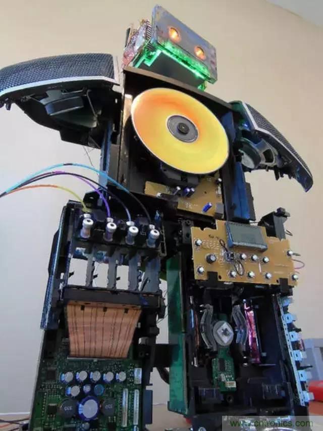 廢舊收音機如何變身成酷炫機器人？