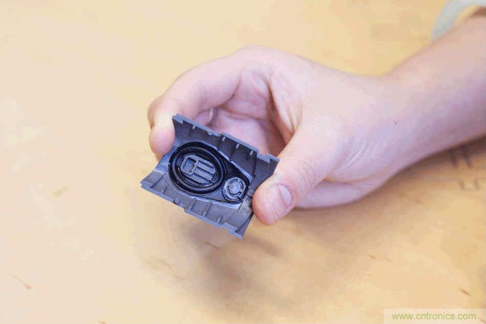 拆解戴森吹風(fēng)機：近三千元的價格貴在哪？