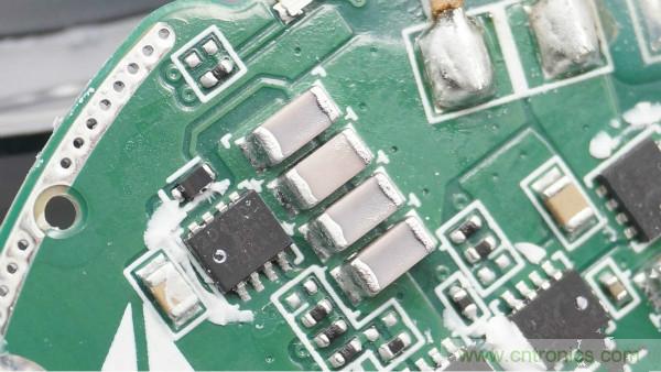 拆解華為保時(shí)捷設(shè)計(jì)快充無線充電器：憑啥能賣699？