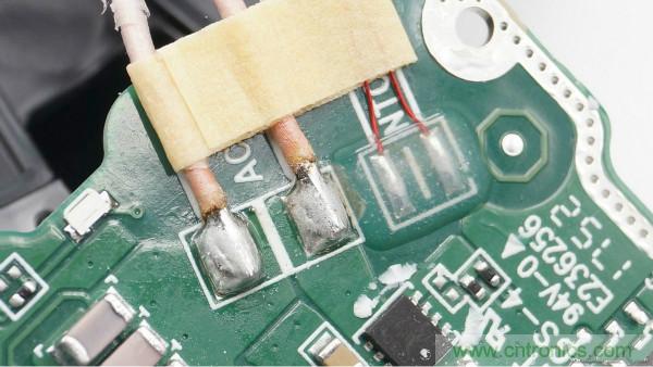 拆解華為保時(shí)捷設(shè)計(jì)快充無線充電器：憑啥能賣699？