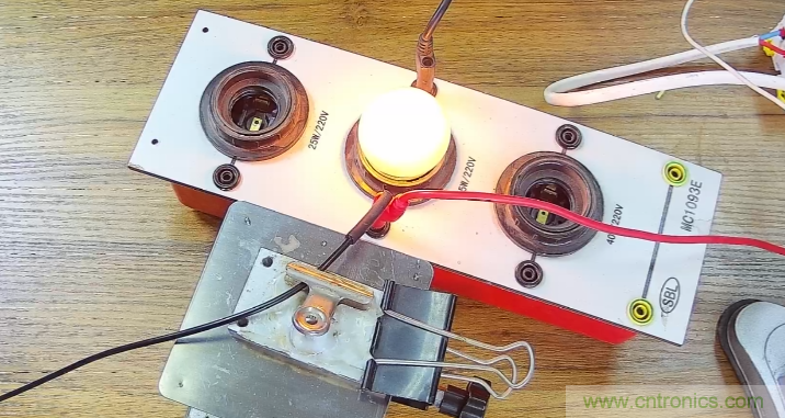 電燈泡內(nèi)通有交流電，為什么看不到燈泡在閃爍？