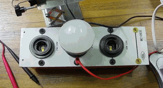 電燈泡內(nèi)通有交流電，為什么看不到燈泡在閃爍？