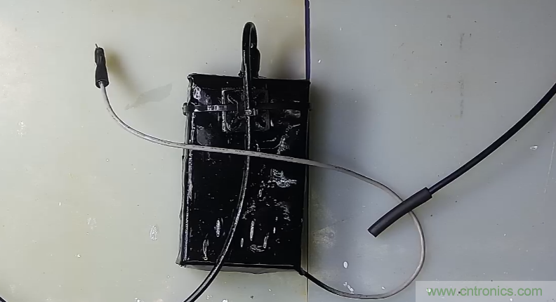 電燈泡內(nèi)通有交流電，為什么看不到燈泡在閃爍？